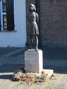 848765 Afbeelding van het door de Utrechtse beeldhouwer Pieter d'Hont vervaardigde bronzen beeldje van Anne Frank uit ...